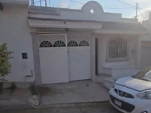 Fachada terminada de Casa Lomas, con portón y muros pintados.