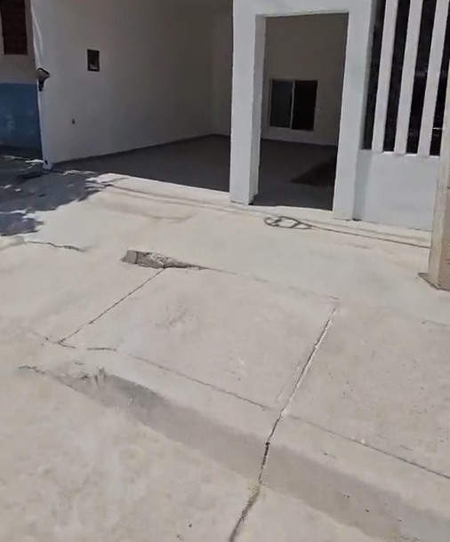 Patio terminado de Casa Alvarado, con piso despejado y muros pintados.