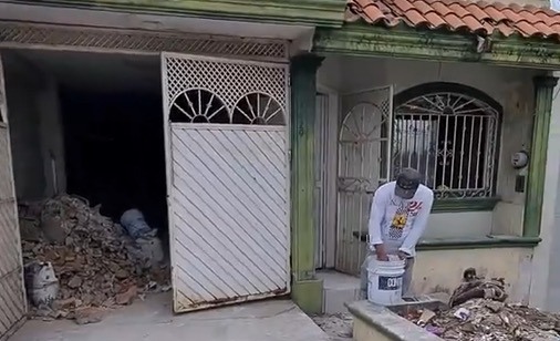 Fachada de Casa Lomas durante los trabajos, con escombro y un trabajador.